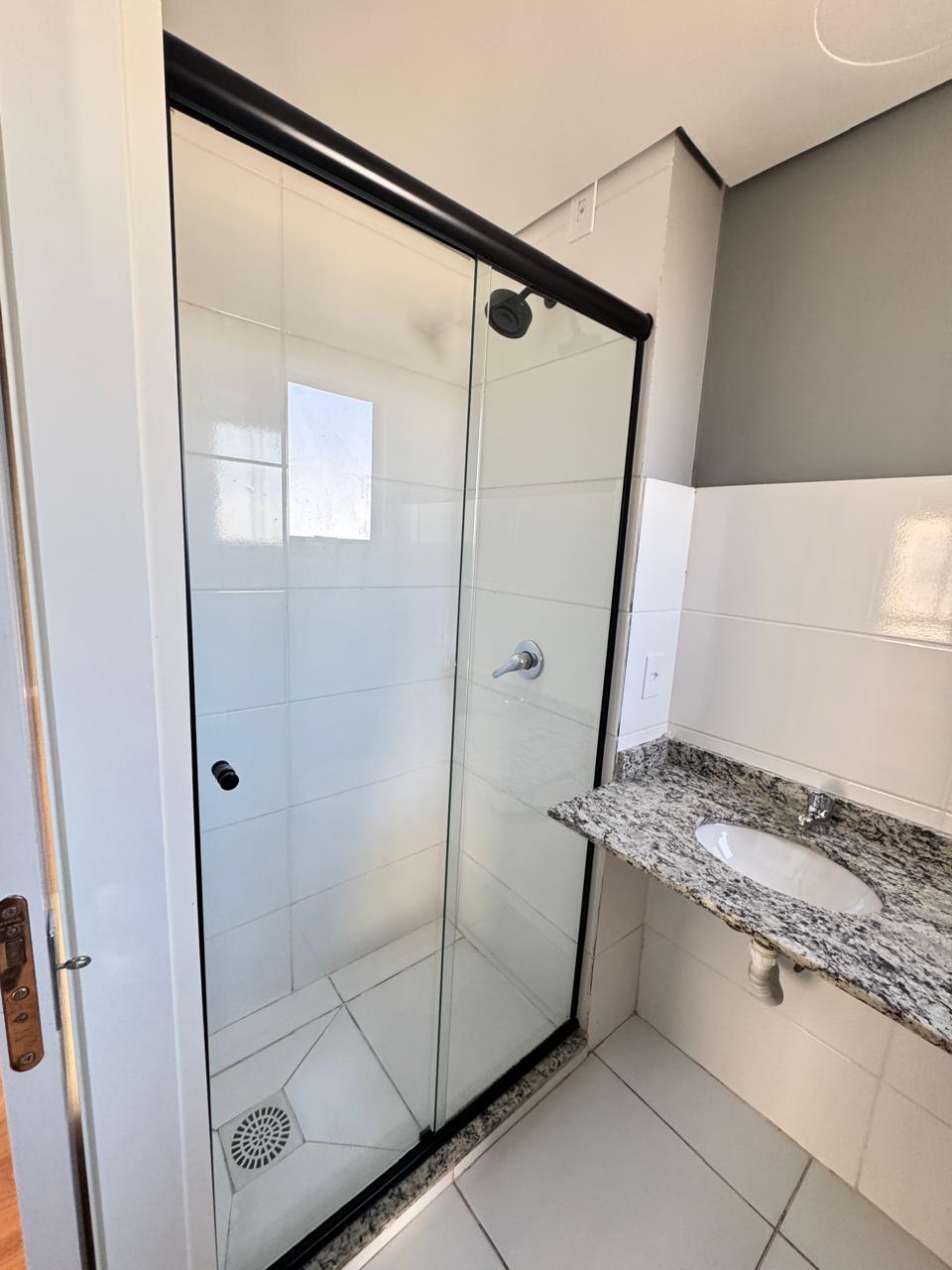 Banheiro com box e água quente